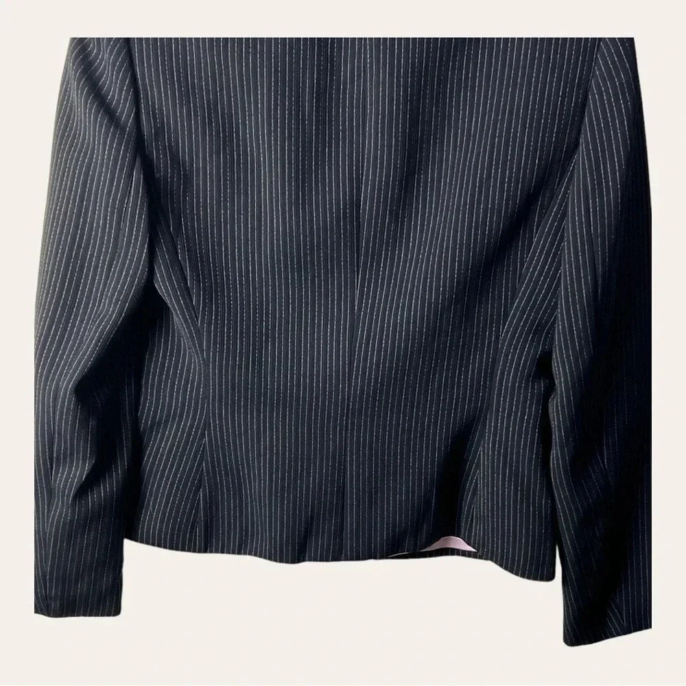 1102. TAHARI ARTHUR S. LEVINE BLAZER PIN STRIPE BACK AND PINK SIZE‎ 4P